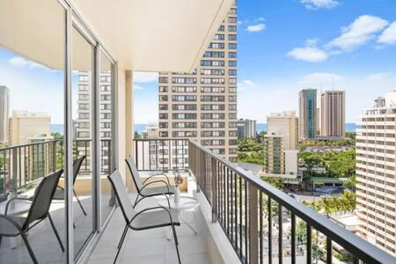 New Stunning 1400 Sq Ft 2B2B W 3 Lanais Villa Honolulu Holiday home