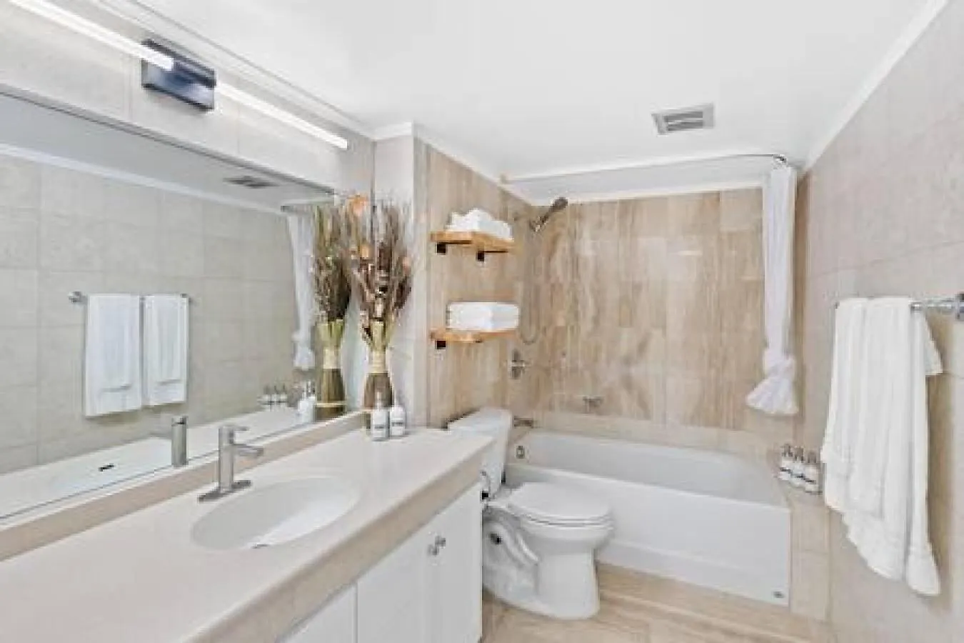 New Stunning 1400 Sq Ft 2B2B W 3 Lanais Villa Honolulu 0*,