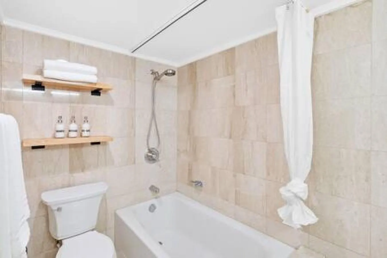 Holiday home New Stunning 1400 Sq Ft 2B2B W 3 Lanais Villa Honolulu